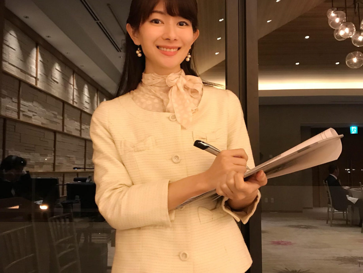 沖縄のモデル、大城優紀がホテル ハレクラニで美容メーカーの司会